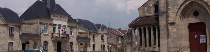 Mairie de Bétheny en pierre et brique datée de 1925, avec son clocheton, à côté du porche de l'église Saint-Sébastien
