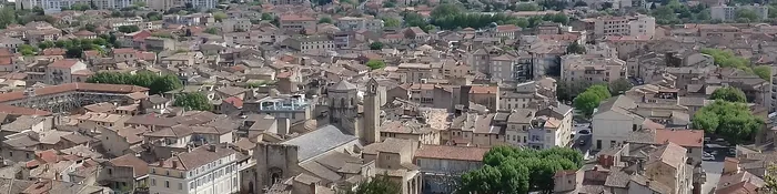 Toits de tuiles du centre de Cavaillon et clocher de la cathédrale Notre-Dame-et-Saint-Véran, vus depuis la colline Saint-Jacques