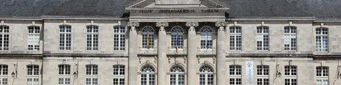 Façade classique du château de Commercy, avec colonnes, fronton et hautes fenêtres, vue depuis la cour pavée