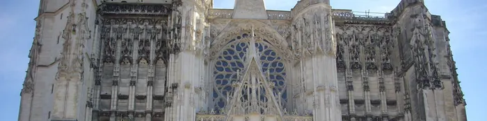 Façade flamboyante de la cathédrale Saint-Pierre-et-Saint-Paul de Troyes et sa grande rose, dans l'Aube