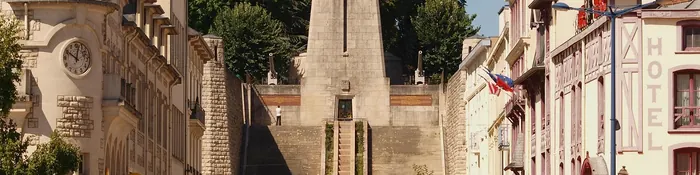 Escalier du monument à la Victoire au cœur de Verdun, dans la Meuse