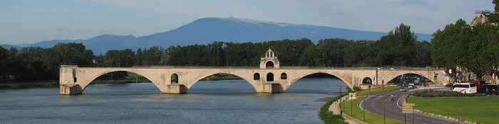 Pont Saint-Bénézet sur le Rhône à Avignon, avec le mont Ventoux au loin, dans le Vaucluse