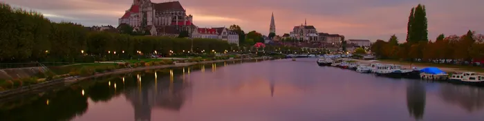 Auxerre et sa cathédrale se reflétant dans l'Yonne au coucher du soleil