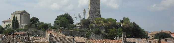 La tour de l'Horloge de Draguignan sur son rocher, au-dessus des toits de tuiles et des façades du vieux centre