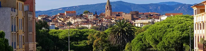 La vieille ville de Fréjus et le clocher de la cathédrale Saint-Léonce vus depuis Port-Fréjus, pins parasols et collines au fond