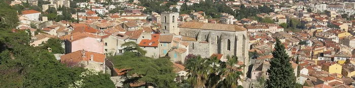 La collégiale Saint-Paul et les toits de tuiles du vieil Hyères vus depuis le castel Sainte-Claire, collines au loin