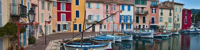 Façades colorées et barques traditionnelles amarrées au Miroir aux oiseaux, sur le canal Saint-Sébastien à Martigues