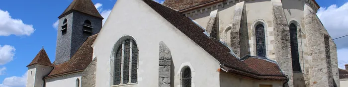 Église Saint-Pancrace de Migennes, avec son clocher couvert d'ardoise, son chevet en pierre et ses toits de tuiles