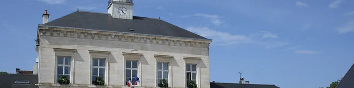 Hôtel de ville de Nogent en pierre claire, avec son campanile à horloge et sa fontaine en fonte sur la place, en Haute-Marne