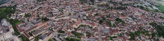 Vue aérienne du centre de Romilly-sur-Seine, ses toits de tuiles rouges et la plaine agricole à l'horizon