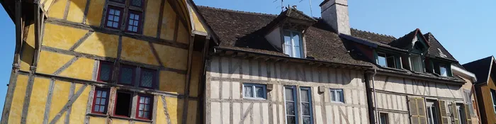Façades à pans de bois jaunes et blanches dans une rue du centre historique de Troyes