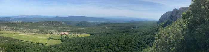 La forêt de la Sainte-Baume et la plaine du Plan-d'Aups vues depuis le Pas de la Cabre, collines du Var à l'horizon