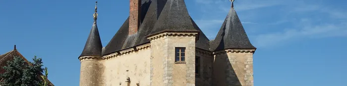 Porte de Joigny à Villeneuve-sur-Yonne, porte fortifiée en pierre aux tourelles coiffées de toits d'ardoise pointus
