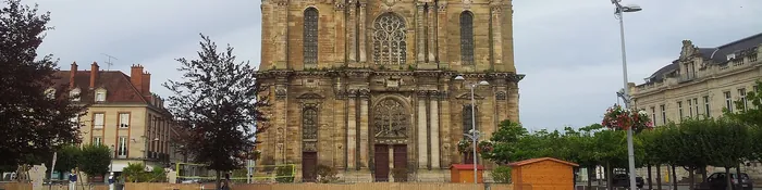 Façade classique à deux tours de la collégiale Notre-Dame de Vitry-le-François vue depuis la place d'Armes